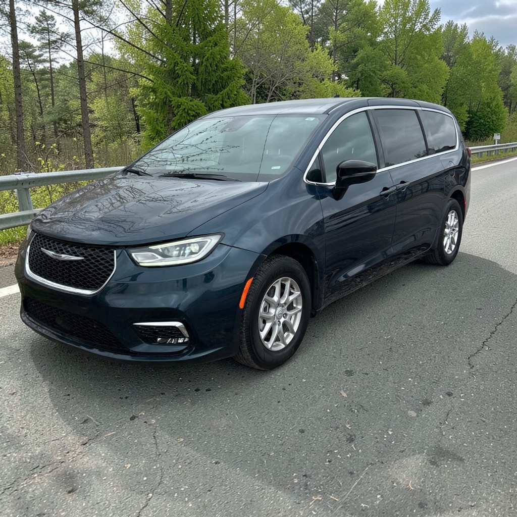 2025 Chrysler Pacifica Select's photo
